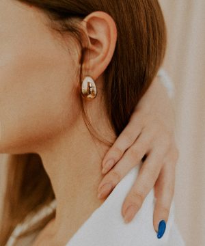 woman wearing silver diamond stud earring