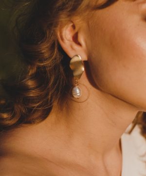 woman wearing silver and white pearl earring